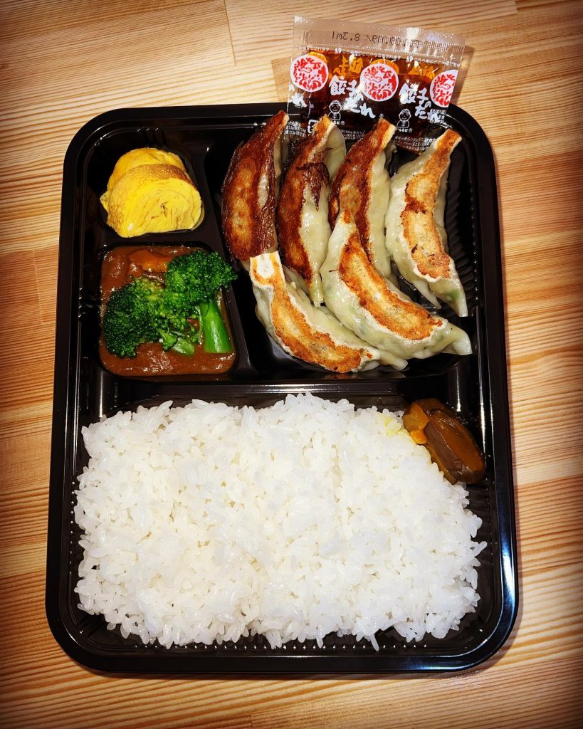 おかわりのギョーザ弁当（税込500円）ワンコインで栄養満点。